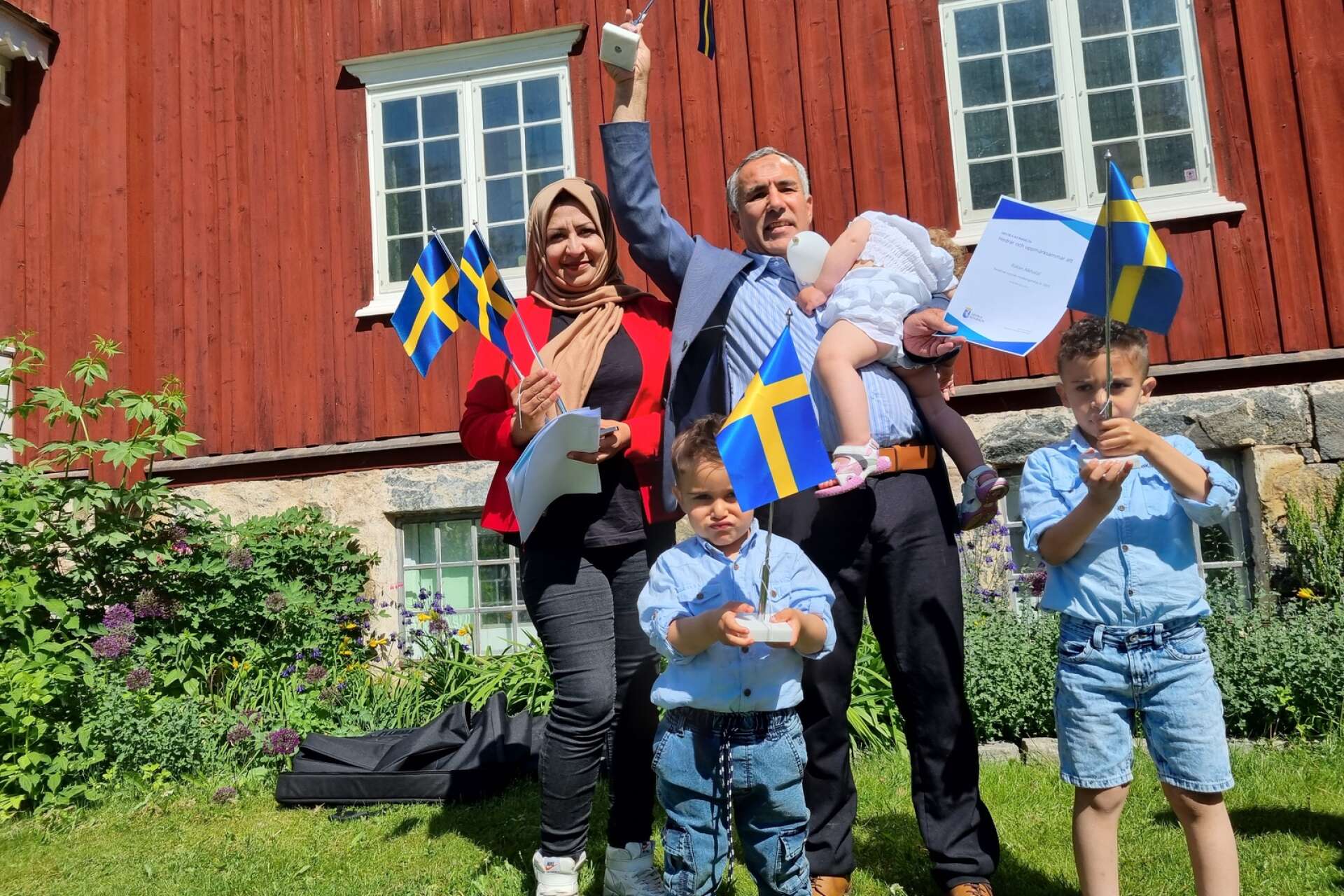 Stolt och glad över sitt svenska medborgarskap var Rakan Alkhalaf, som höjde den svenska flaggan högt i skyn. Glad var även familjen, Arid Alghanem och barnen Håkan Alkhalaf, Misk Alkhalaf och Adam Alkhalaf.