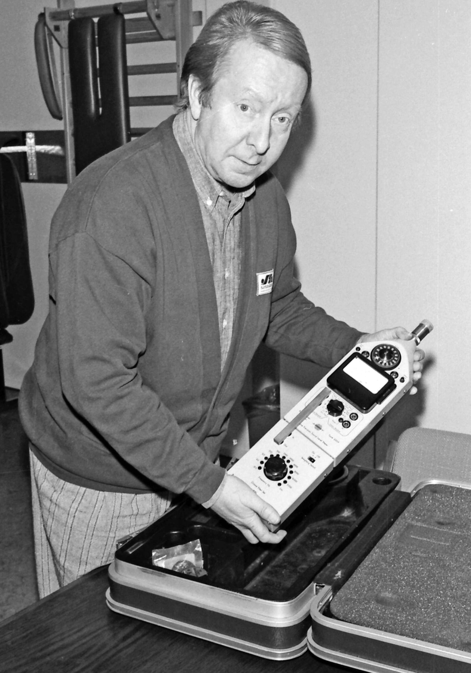 Skyddsingenjör Olof Bäckström visade 1988 upp denna ljudmätare, som då ingick i Säfflehälsans tekniska utrustning.