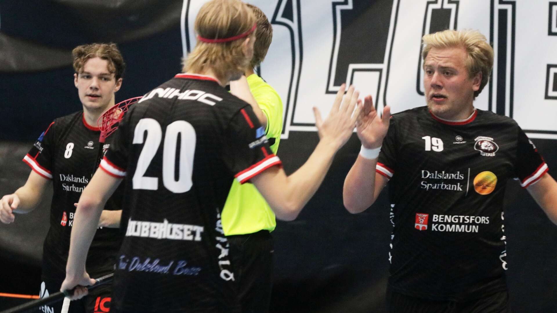 Arvid Svensson (höger) avgjorde för Billingsfors IBK i förlängningen borta mot Grums.