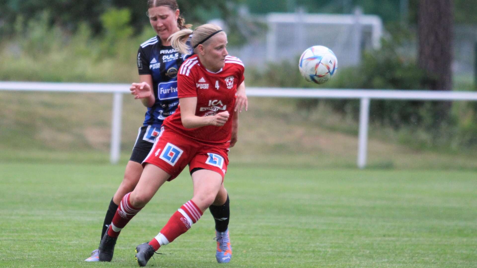 Johanna Lundstedt vände bort motspelarna i Skövde KIK och gjorde två mål. Bois damer förlorade dock mot serieledaren i division tre efter ett mycket sent avgörande.