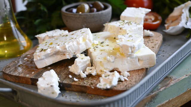 ”Feta” betyder ”bit” på grekiska och syftar på att osten serveras i bitar.