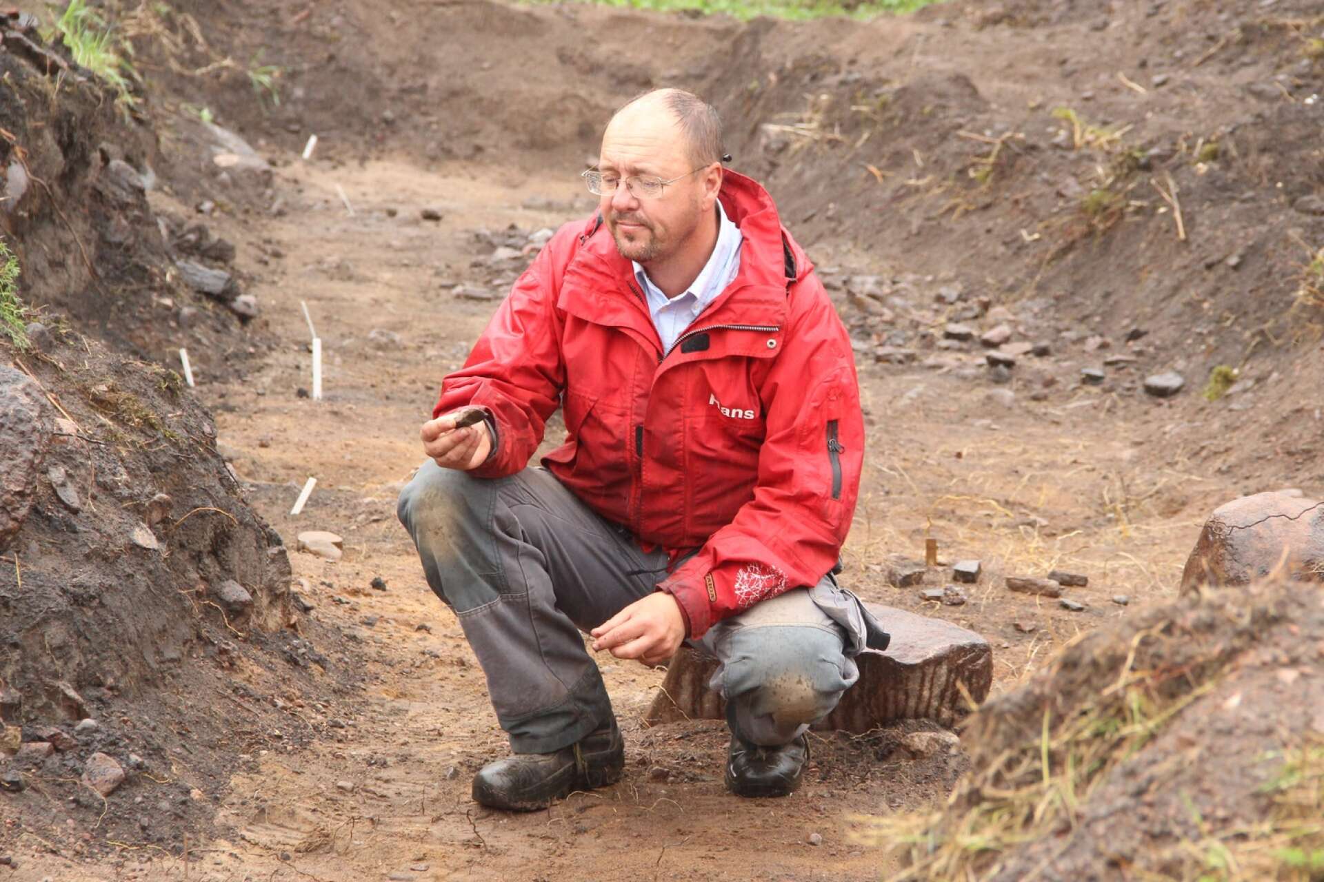 Arkeologen Hans Olsson från Värmlands Museum vid utgrävningarna på Lurö.