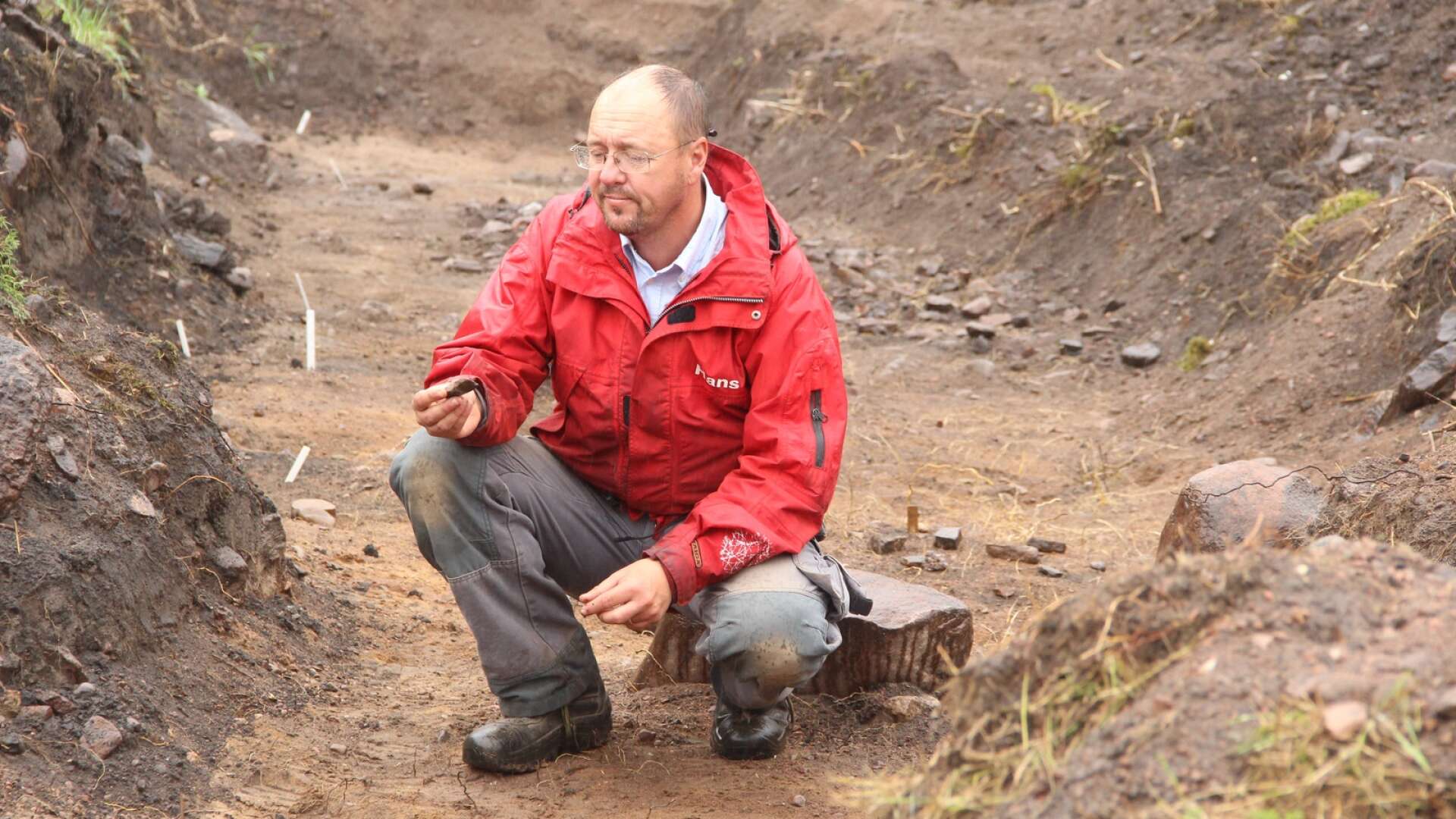 Arkeologen Hans Olsson har återvänt till Lurö där de arkologiska utgrävningarna har återupptagits.