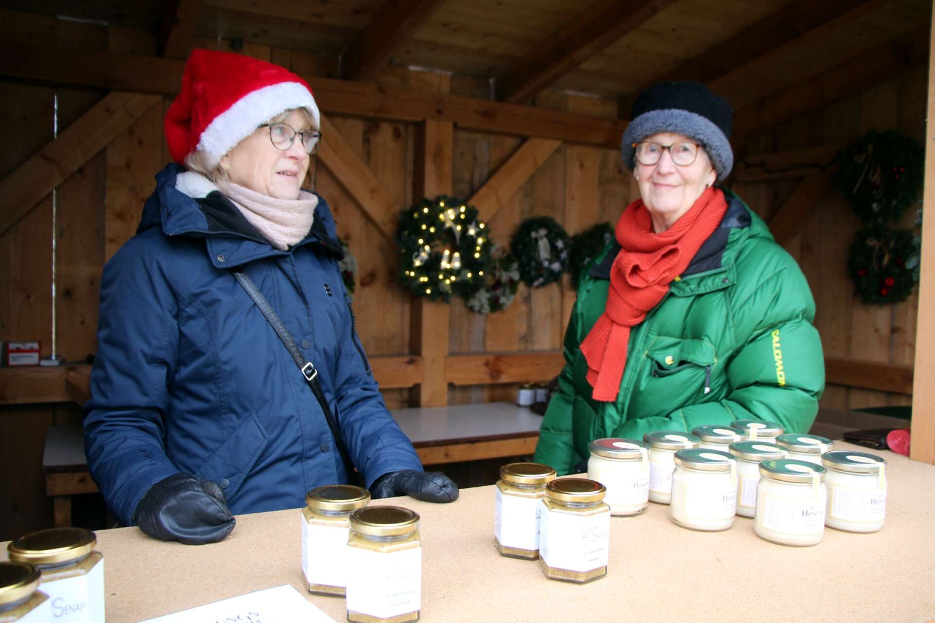 Gull-Britt Svensson och Maj-Britt Lundstedt sålde honung och senap samt julkransar på julmarknaden i Karleby.