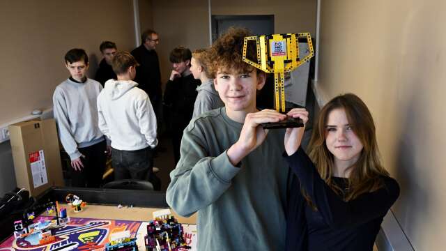 I den skandinaviska finalen i First Lego League vann klass 9E på Mariebergsskolan 2:a priset i teknik klassen. Felix Larsson och Alina Andersson visar stolt upp bucklan.