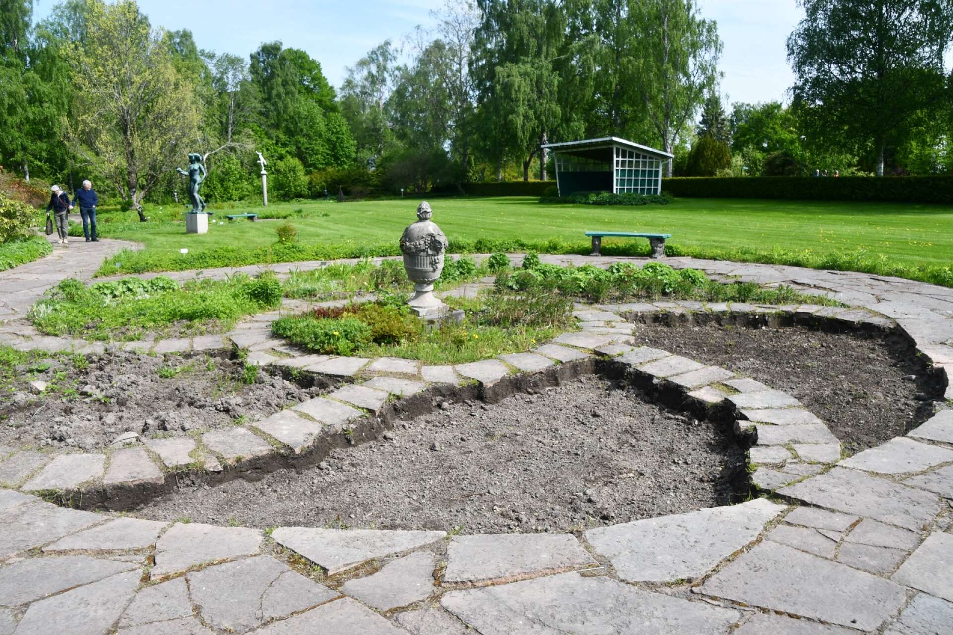 I Blomstergården har man börjat gräva ur en av rundlarna som ska återställas till ett mer ursprungligt skick.