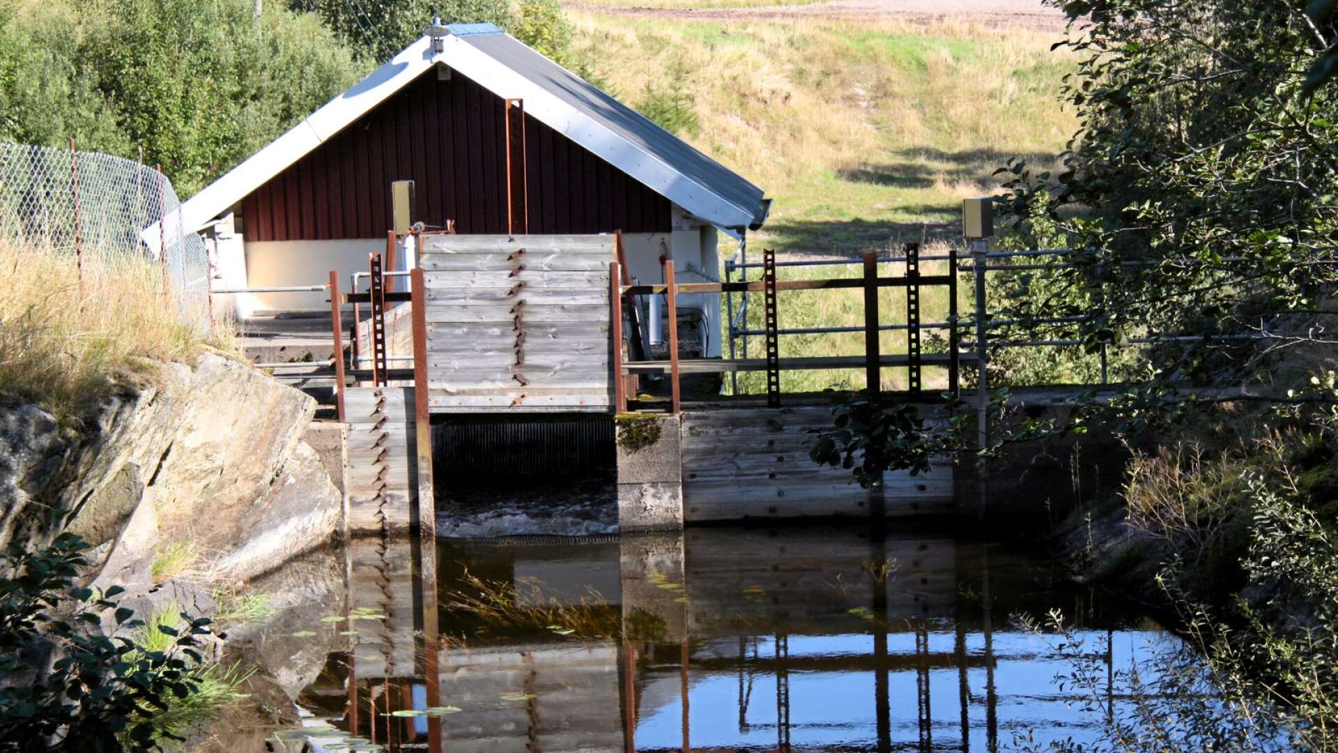 Med dammens skötsel påverkas hela det berörda vattendraget, ett ansvar som kräver kunskap om väderlekarnas och årstidernas krav, skriver Kjell-Arne Ottosson. (Bild på vattenkraftverk väster om Färgelanda/Högsäter.)