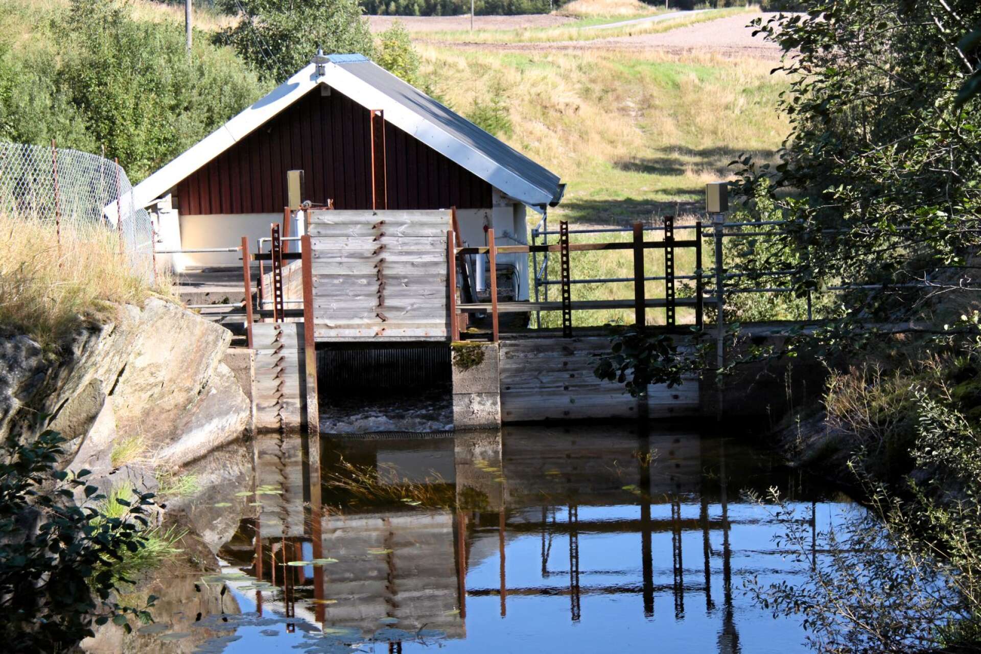 Med dammens skötsel påverkas hela det berörda vattendraget, ett ansvar som kräver kunskap om väderlekarnas och årstidernas krav, skriver Kjell-Arne Ottosson. (Bild på vattenkraftverk väster om Färgelanda/Högsäter.)