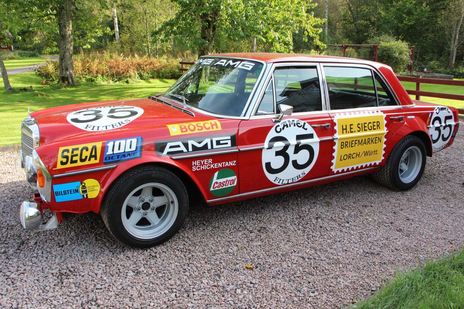 I juli 1971 slog AMG till med en sensation i Spa 24-timmars genom att komma totaltvåa och vinna sin klass med sin stora (Mercedes) AMG 300 SEL 6,8 – snart döpt till ”Rote Sau”. Nu har ett gäng i Mariestad byggt en replika.