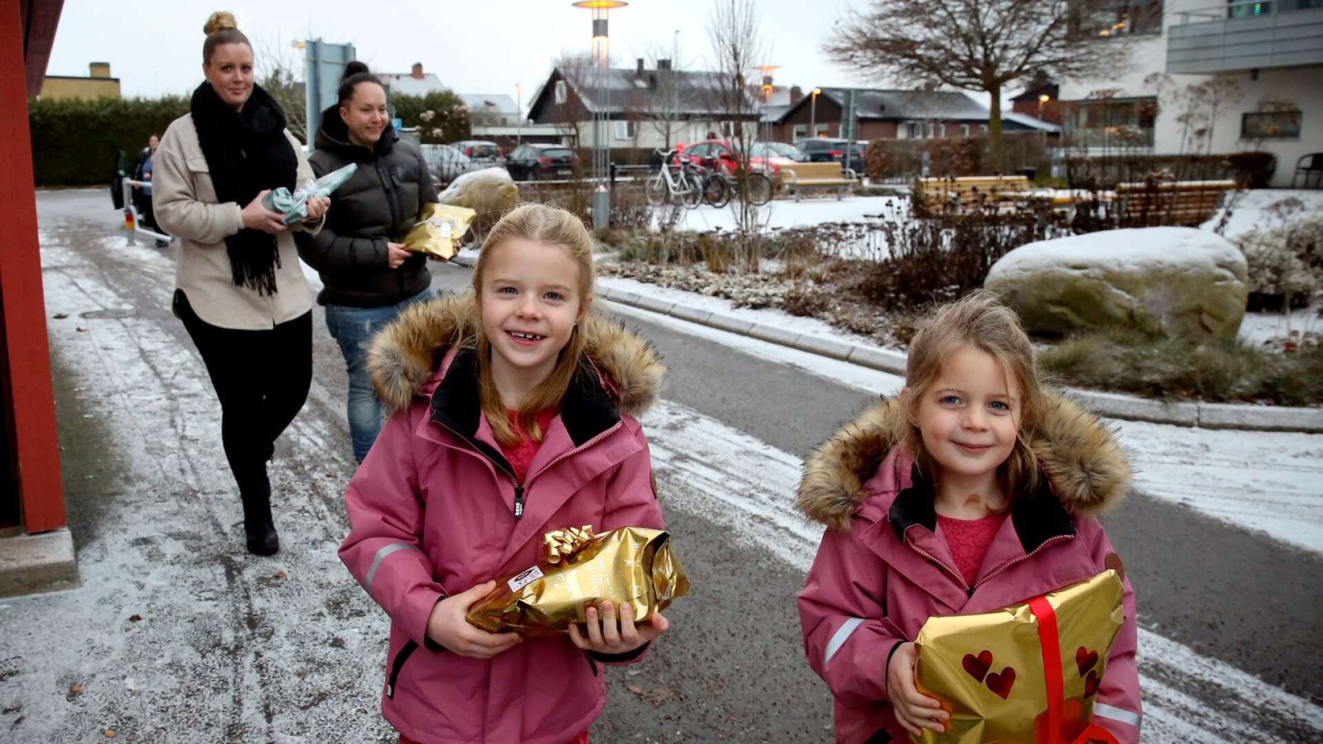 Emelie Pettersson tog initiativ om att dela ut julklappar till behövande barn, här med hjälp av flickvännen Sofia Rodriguez och barnen Leona och Estelle Svensson.