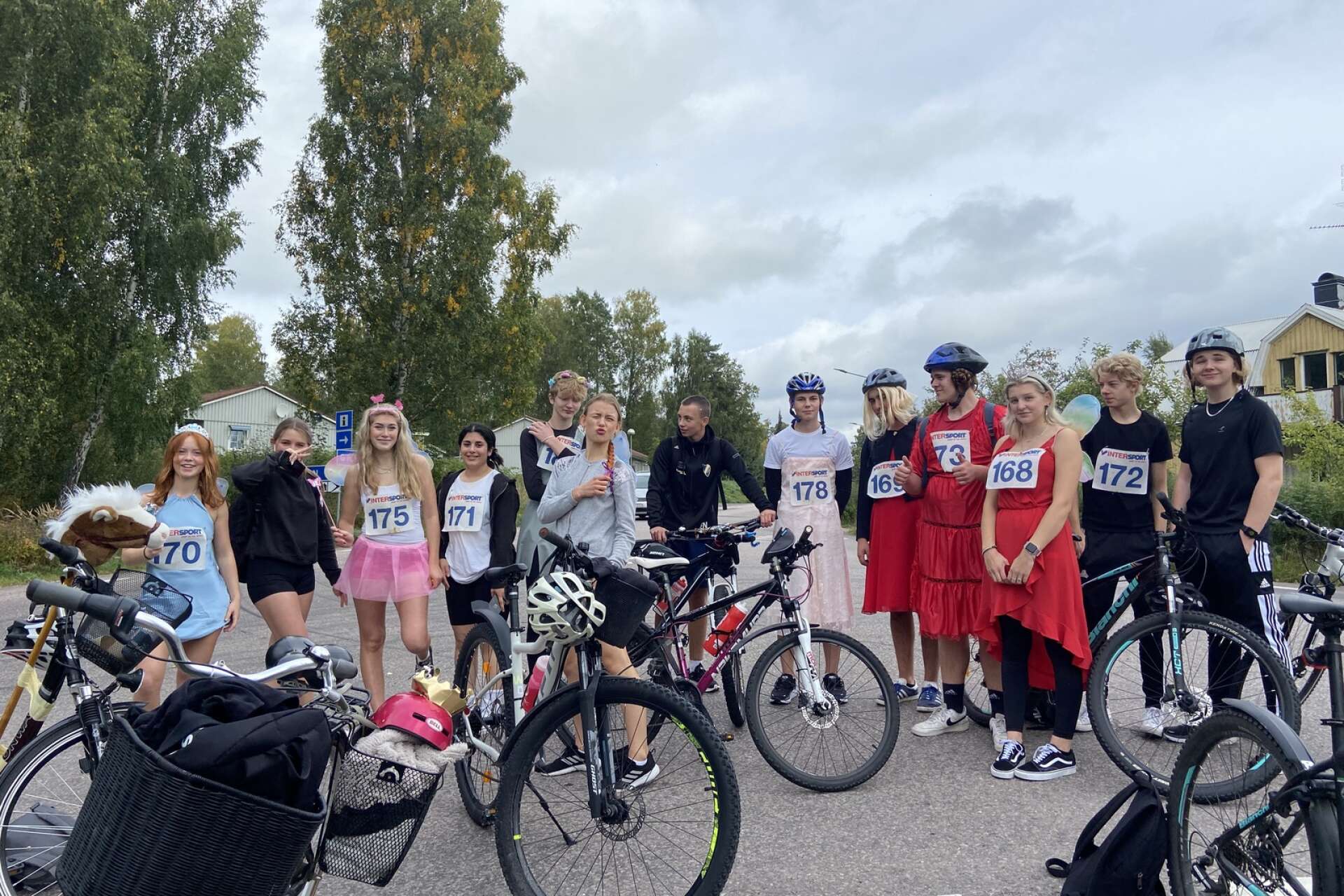 Solbergaklassikern inledde läsåret med fem mils cykling – i varierande klädsel.