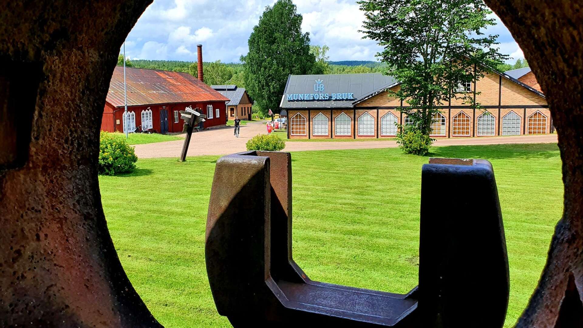  På det gamla bruksområdet i Munkfors står en mumblingshammare uppställd som monument över en svunnen tid.