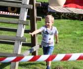 Harvens dag i Färgelanda. Barn med spring i benen körde hinderbana.