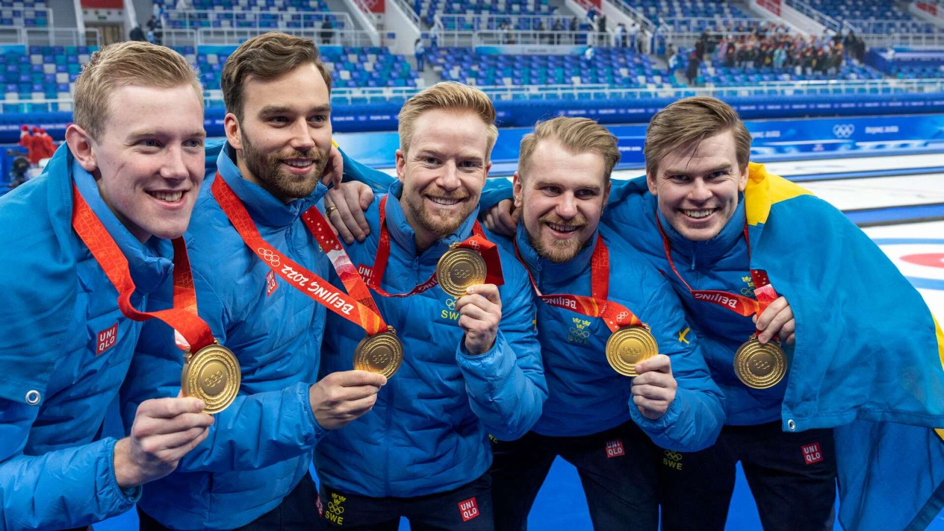 Reserven Daniel Magnusson samt Oskar Eriksson, Niklas Edin, Rasmus Wranå och Christoffer Sundgren efter OS-guldet.