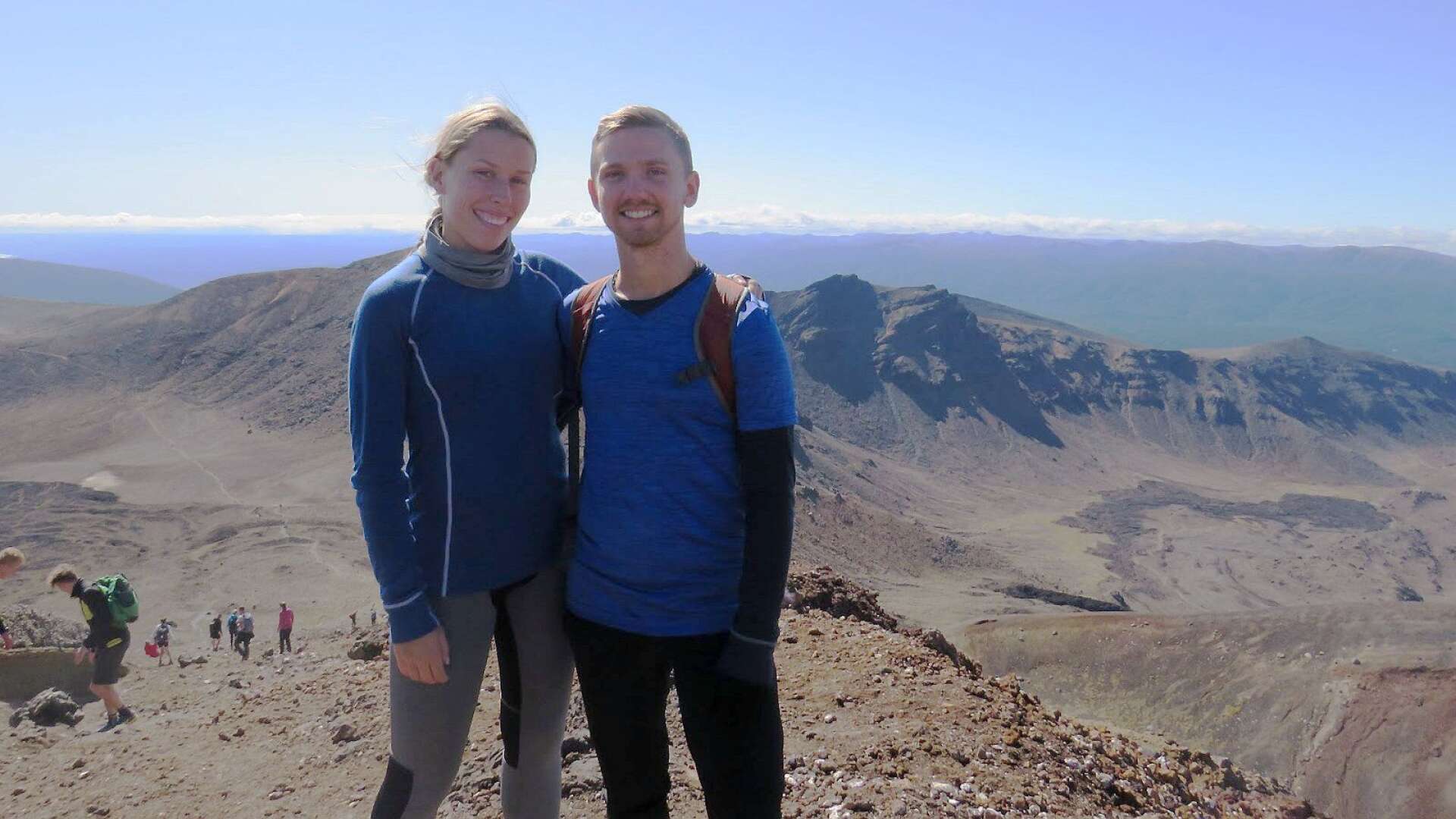 Fanny Atterstig och Leonard Pohl under en vandring i nationalparken Tongariro Alpine Crossing på Nordön..