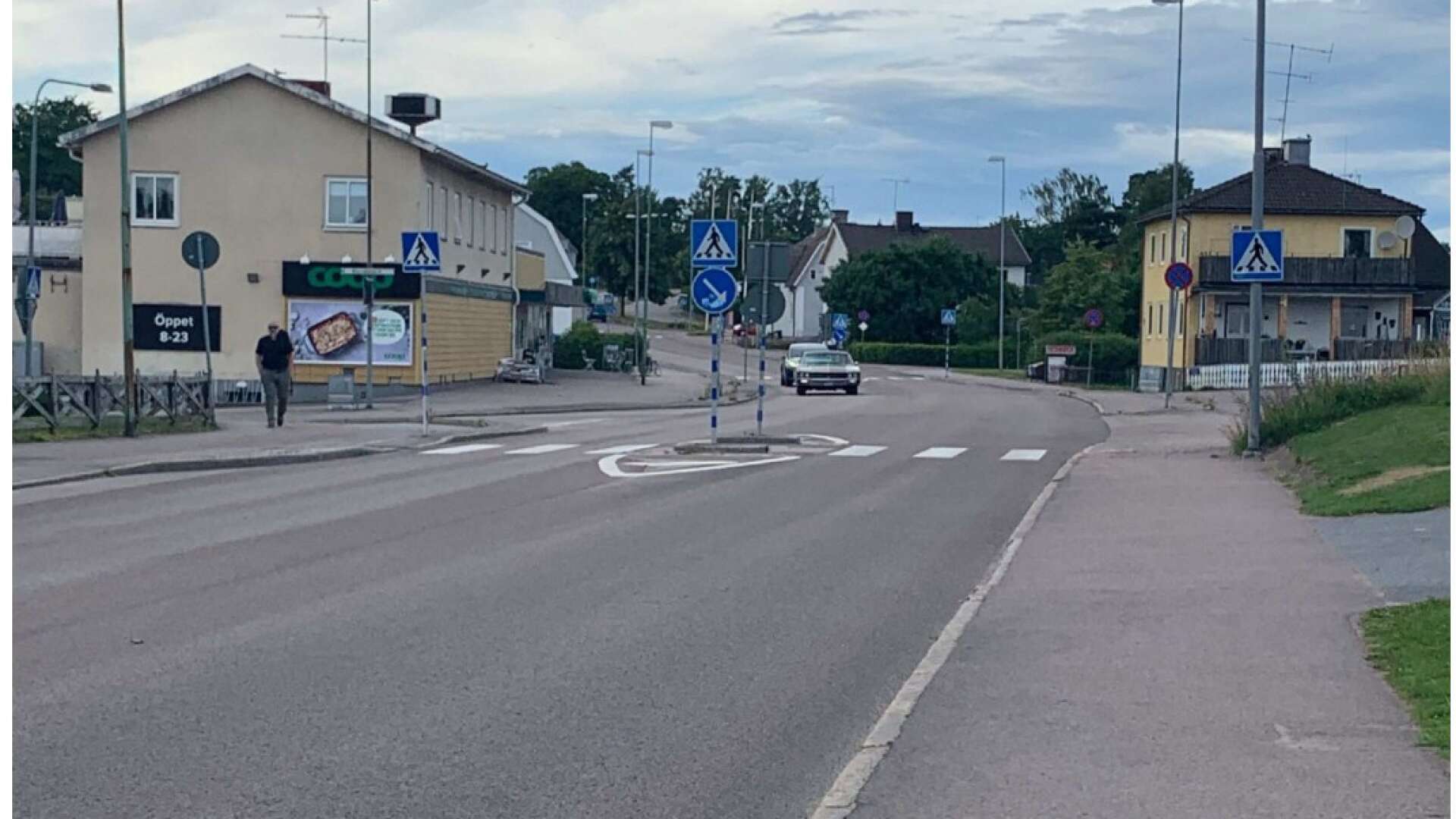 Vid detta övergångsställe med refug på Karlstadsvägen körde 27-åringen om en annan bil. Det var en av flera trafikförseelser som han nu åtalas för.