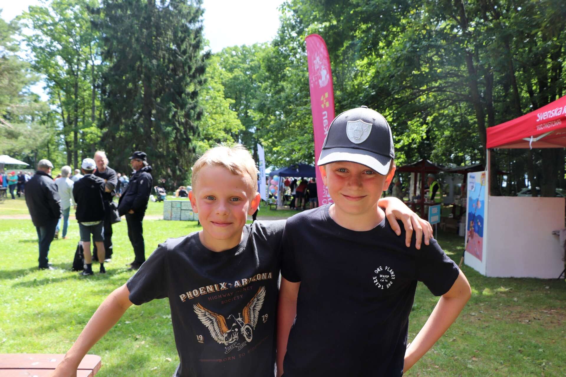 Anton och Willy Jonsson hade roligt i stadsparken under Rock mot cancer.