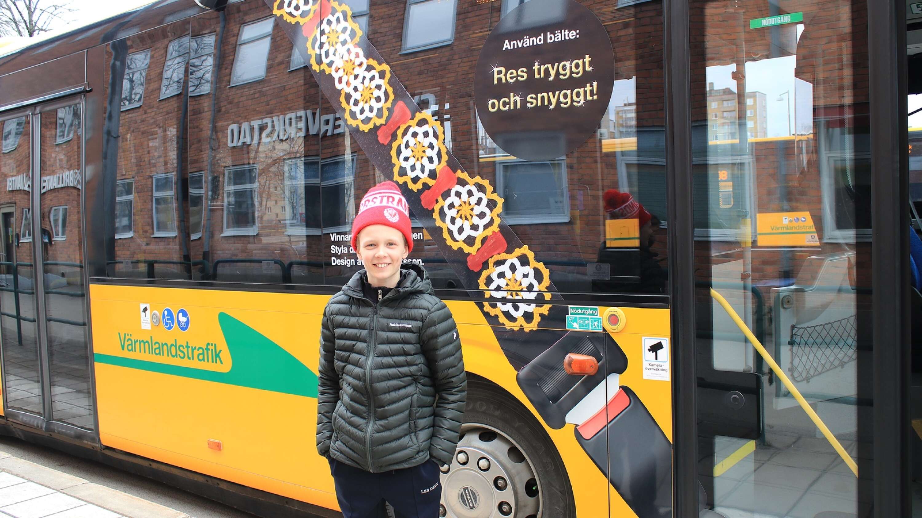 Algot, 12, designade bussarnas vinnarbälte – med godisbilar
