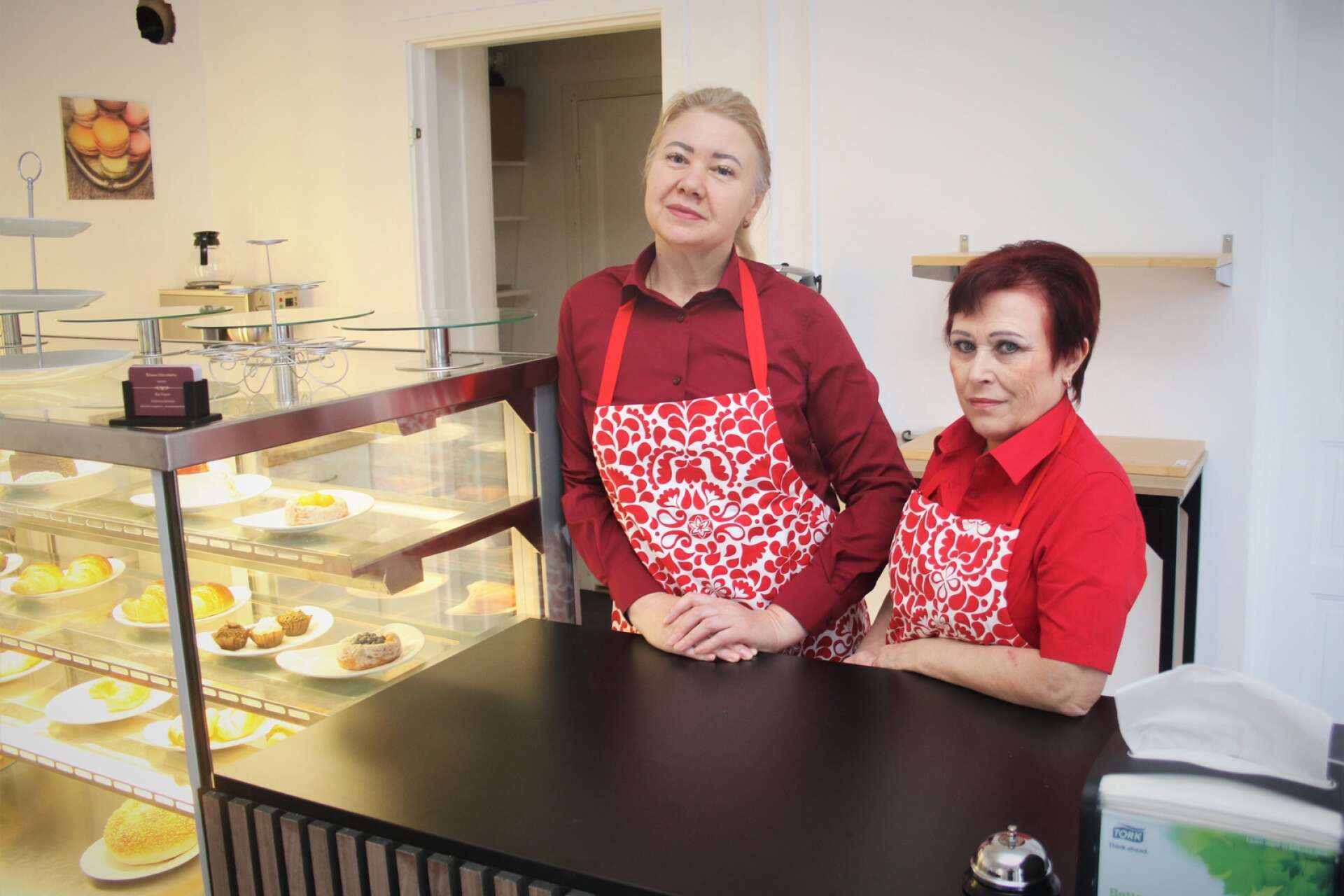 Vännerna Rimma Melnikova och Tatiana Lobanchuk, som båda har rötterna i Kazakstan, har lämnat restaurangbranschen för en gemensam satsning på ett konditori i Åmål.