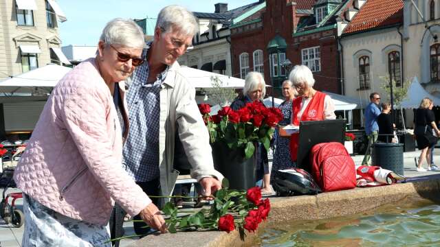 En minnesstund hölls för Anna Lindh på Hertig Johans torg. Margaretha Åslund och Lars Larsson tog tillfället i akt att lägga en ros för att hedra och minnas.