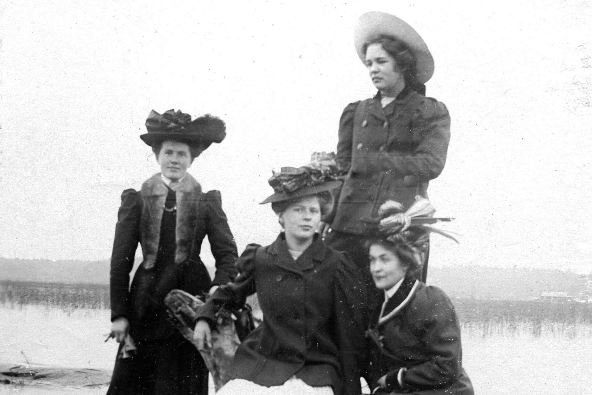 Gunhild, Märta, Gerda och en okänd person i november 1907. ”Det här känns som moderna kvinnor, speciellt de som har lite mindre hattar”, säger Line Malmsten. Hattarna är tidsenligt dekorerade med fjädrar.