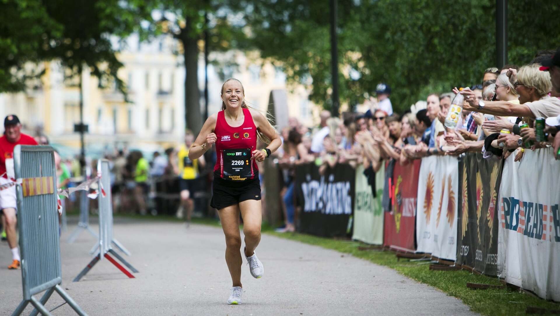 Sofie Nelsson vann Stadsloppet 2019 för damer. Nu anordnar hon ett löparäventyr genom Dalsland.