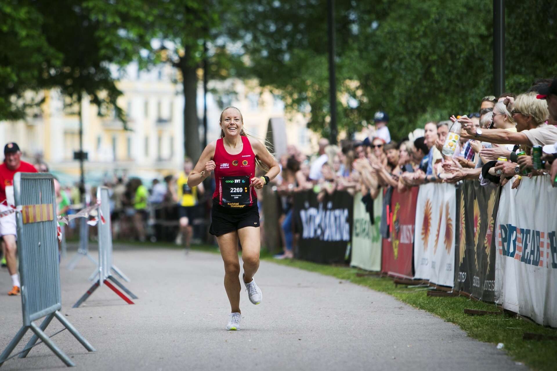 Sofie Nelsson som vi är vana att se henne. På bilden ser vi henne vinna Stadsloppet 2019. Nu spurtar hon i motionsspår och stigar runtom i Värmland.