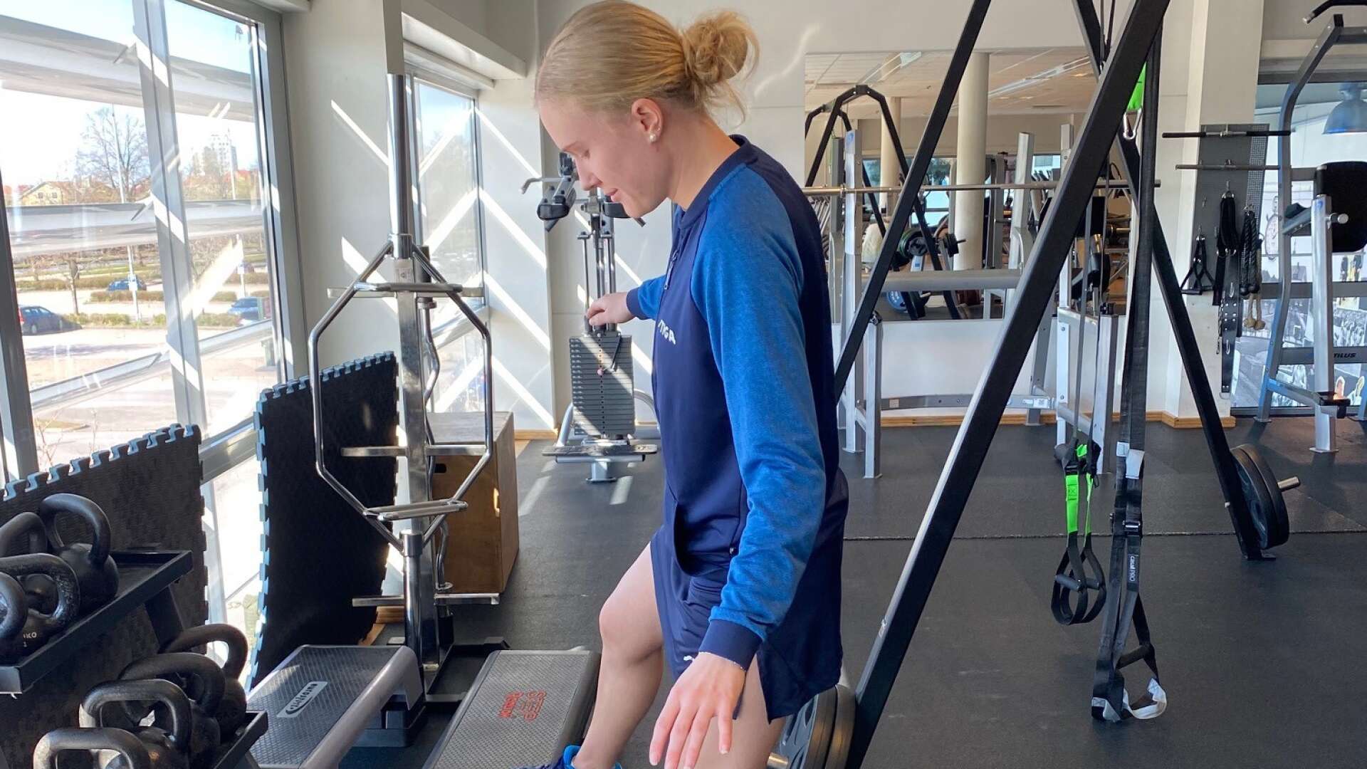 Alma Rööse tränar rehab tre gånger om dagen för att komma tillbaka från fotskadan hon ådrog sig i mars. En kamp mot klockan också då den svenska bordtennistruppen till OS tas ut i mitten av maj.