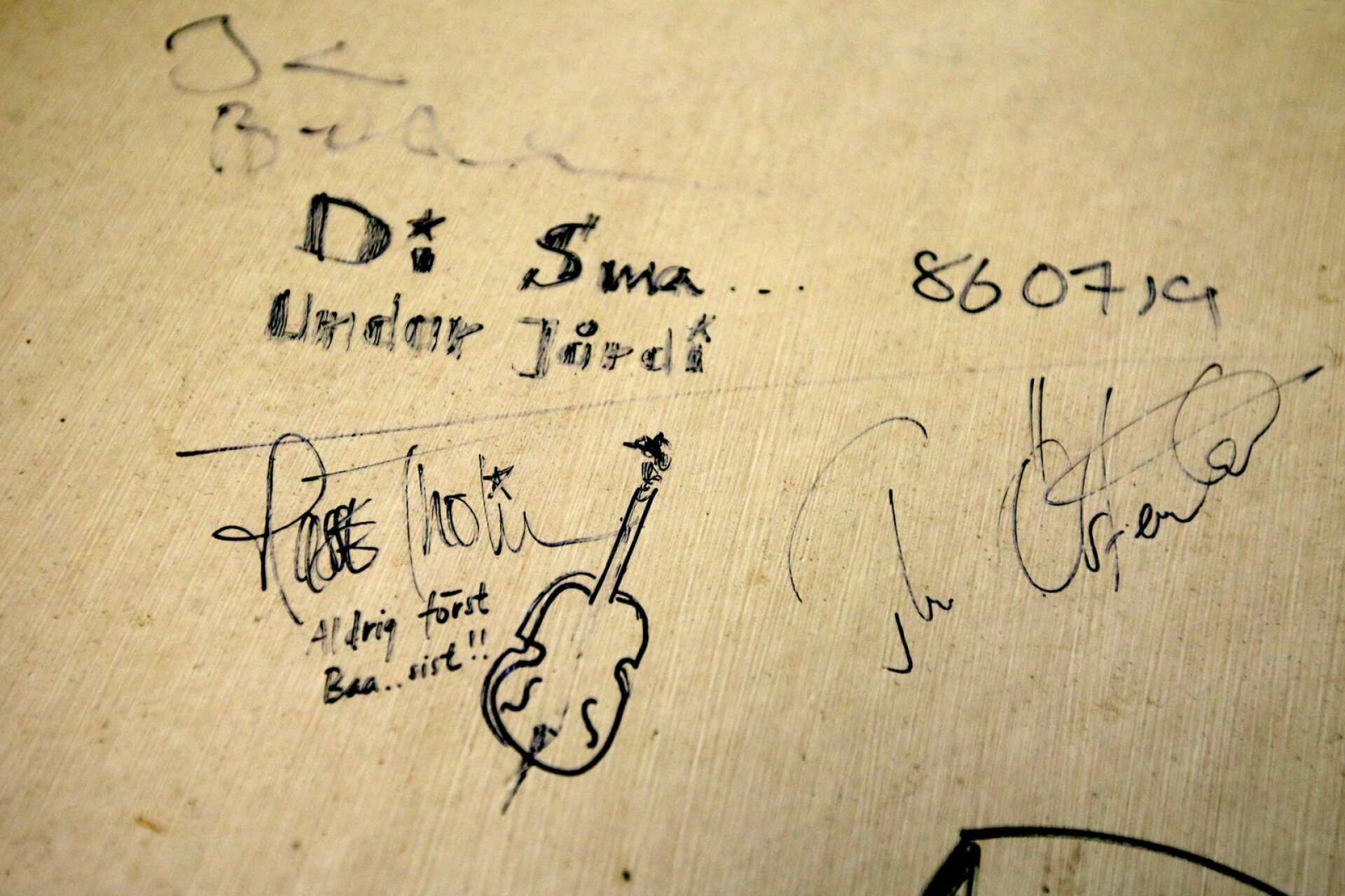 I logen bakom den stora friluftsscenen finns autografer av bland andra Di små undar jordi och The Boppers.