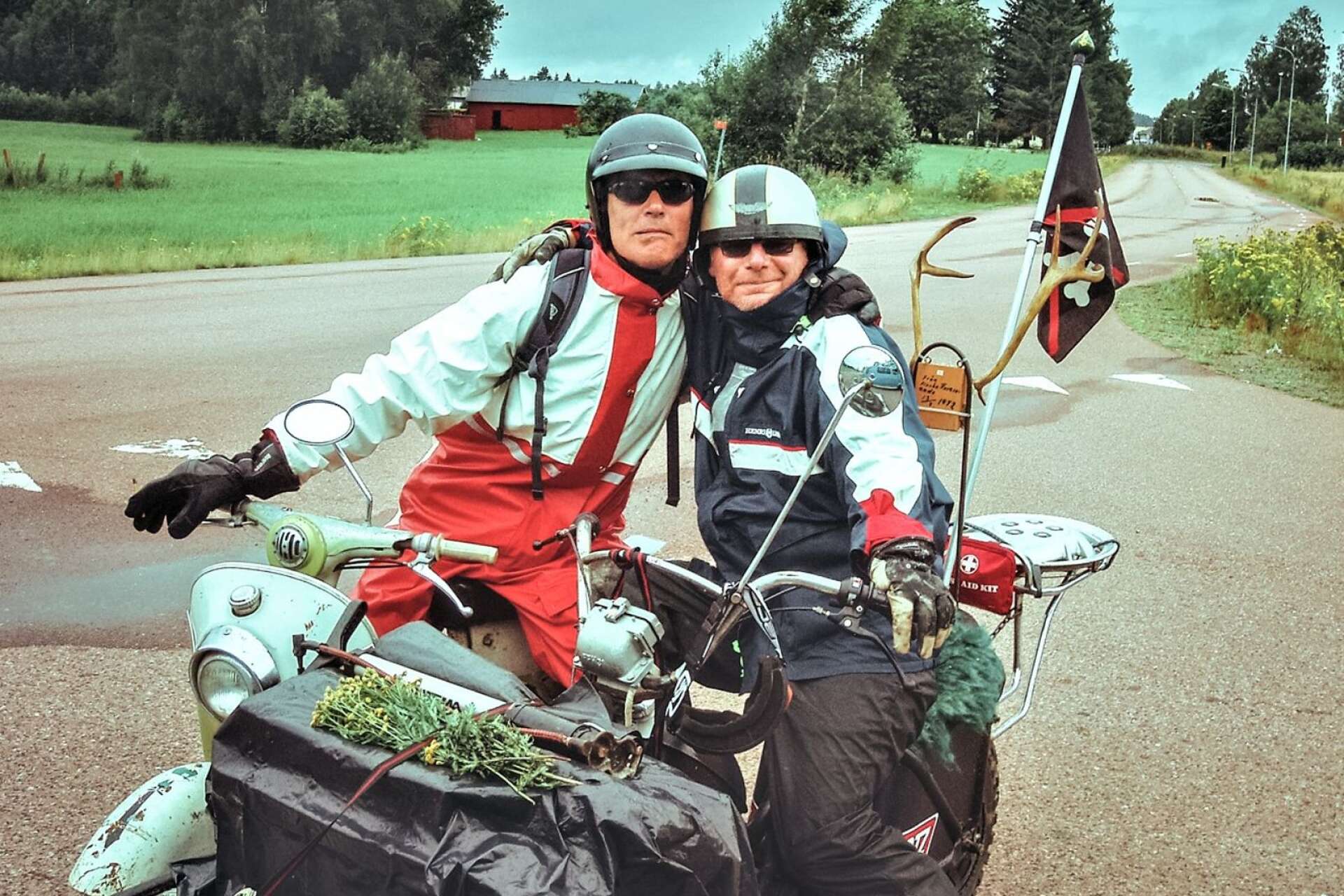 Göran Samuelsson och Bengt Bygren har turnerat massor av år tillsammans på den årliga packmopedsturnén. Nu gör de programmet Flaksommar i betydligt intimare sammanhang. 