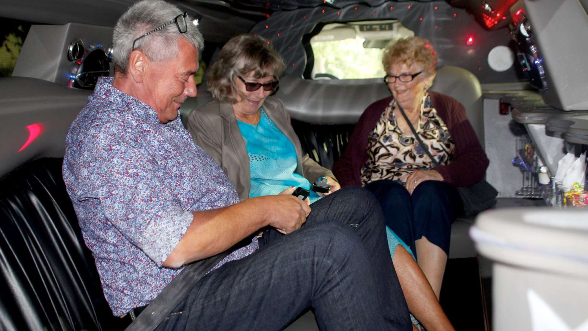 Syskonen firade jämnt och överraskades med en resa i limousine i lördags. Peter Andersson, 60 år, Mona-Lisa Isaksson, 70 år, Margita Kullberg, 80 år.