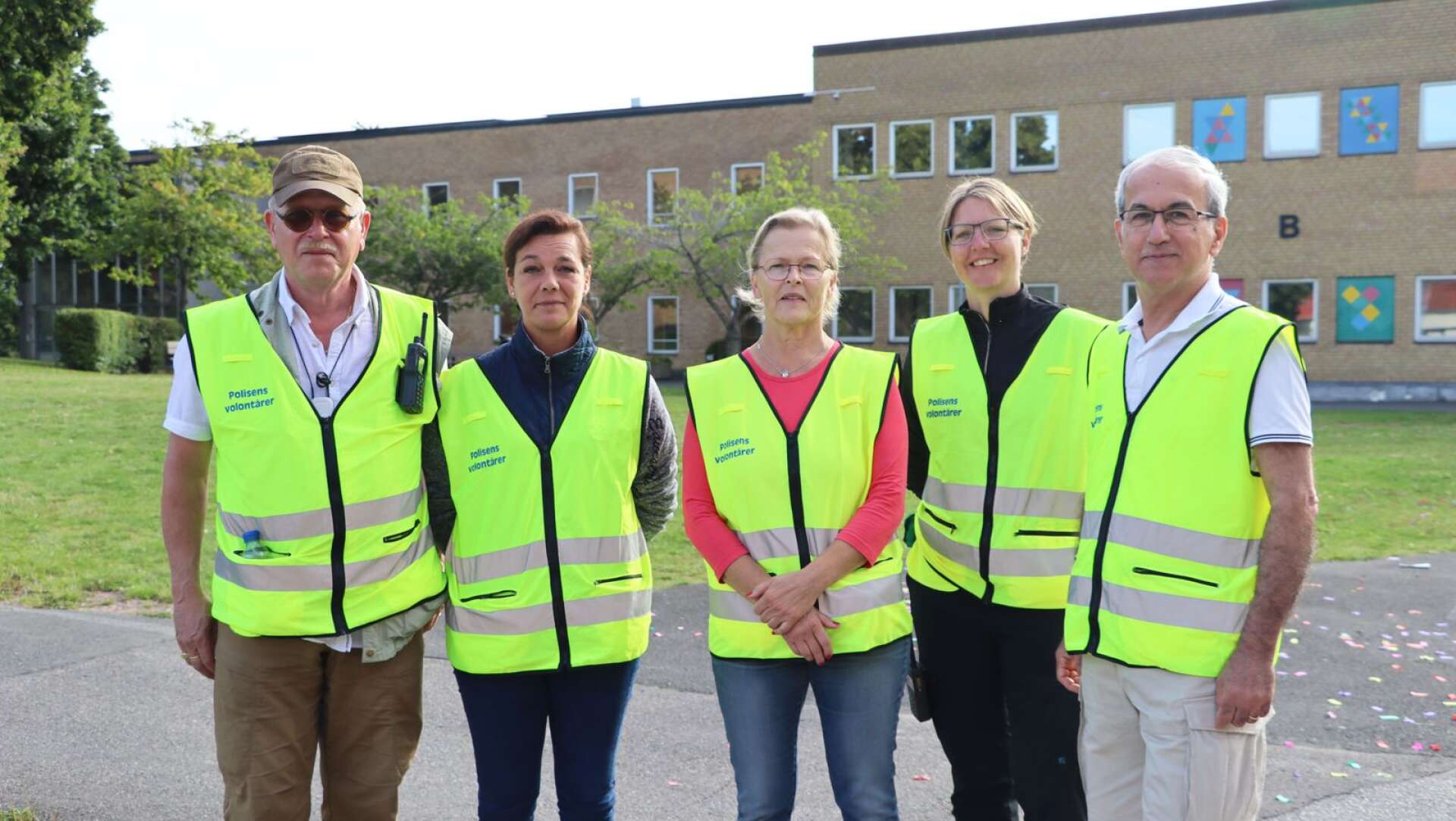 Polisens volontärer var på plats utanför skolan. Från vänster, Lennart Hultkrantz, Eva Axelsson, Eva Lindblom, Edward Shahin och Stina Nyström.