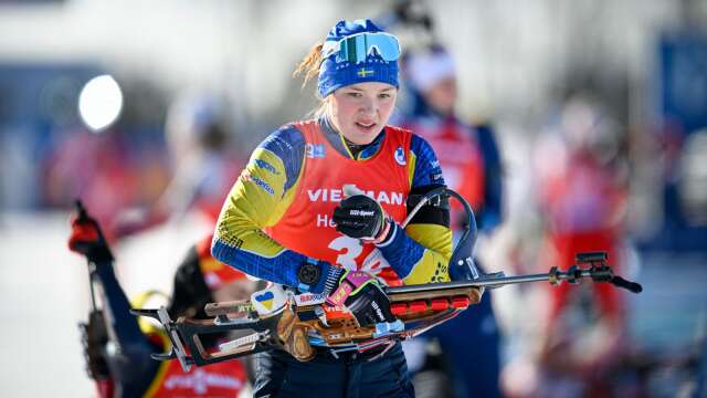 Linn Perssons supersäsong har fått ett hack efter VM. Hon sköt fyra bom och hamnade långt ner i fältet i torsdagens distanstävling i Östersund.