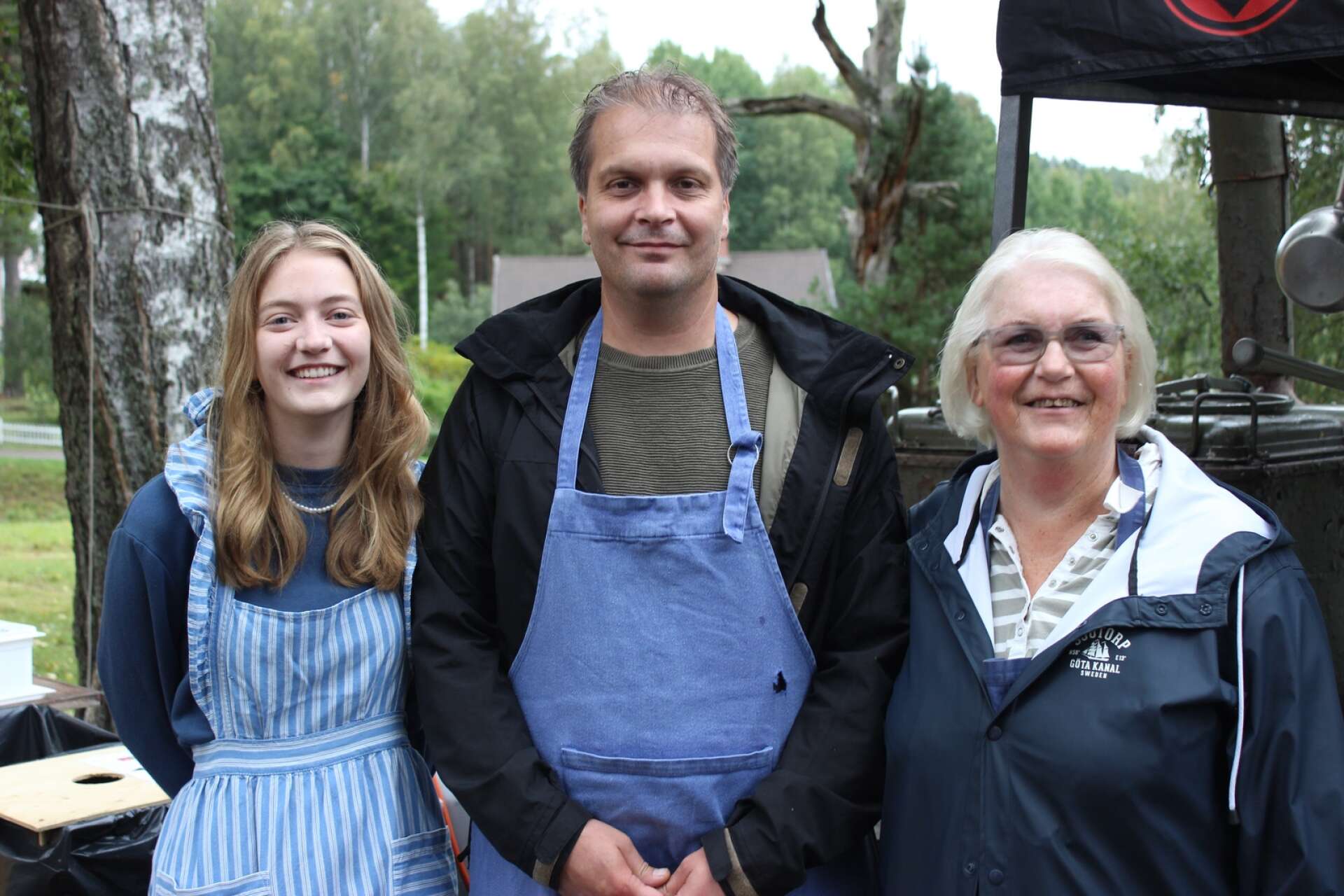 Serveringen av kålsoppa har gått i arv från generation till generation. Hanna Widing med pappa Anders och farmor Gerd.