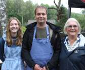 Serveringen av kålsoppa har gått i arv från generation till generation. Hanna Widing med pappa Anders och farmor Gerd.