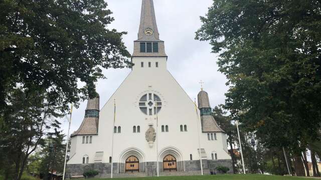 Trefaldighetskyrkan i Arvika är stängd efter att ha utsatts för skadegörelse.