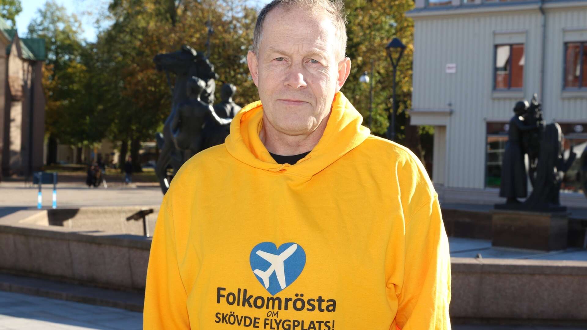 När Jörgen Eliasson hade dragit igång en namninsamling mot kommunens beslut att lägga ner flygplatsen kontaktades han av kommunalrådet Katarina Jonsson (M). Men han uppfattade inte det som ett försök till påtryckning för att han skulle backa.