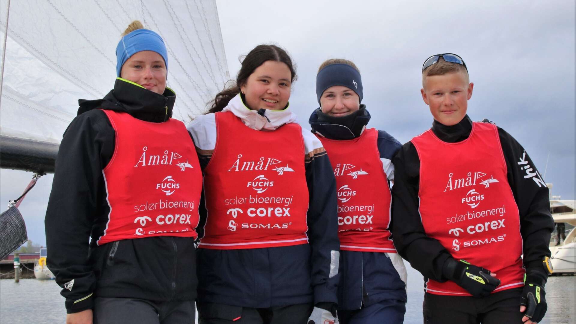 Besättningsmedlemmarna under 25 år har en viktig roll i seglingsallsvenskan. Emilia Sjöberg, Signe Pettersson, Louise Gustafsson och Gustav Skålén är med i Åmåls lag.