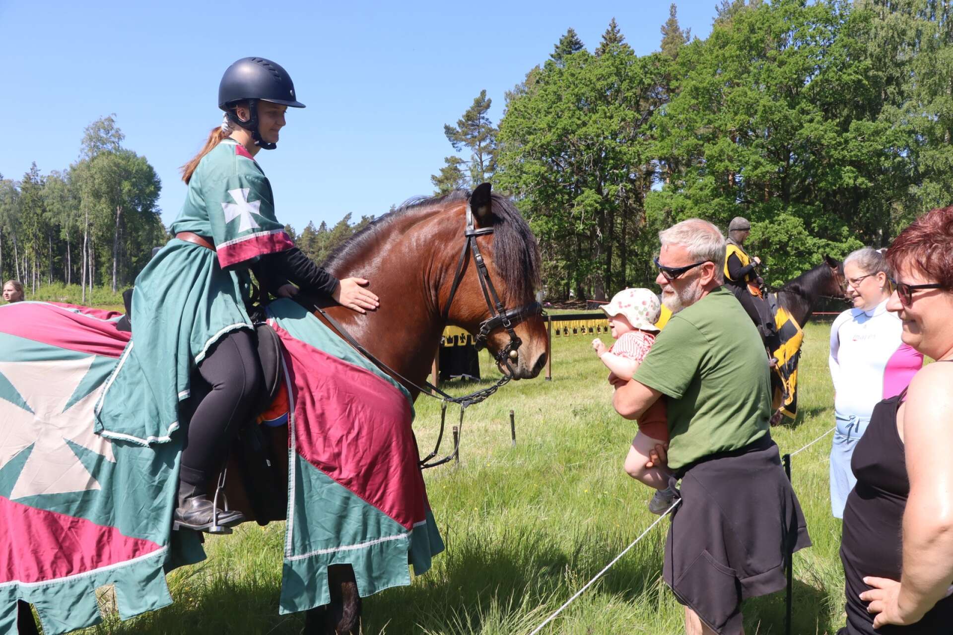 Kusinbarnet Stella Hallberg hälsar på riddaren Ida Flöjsbon och hennes häst Anders. 