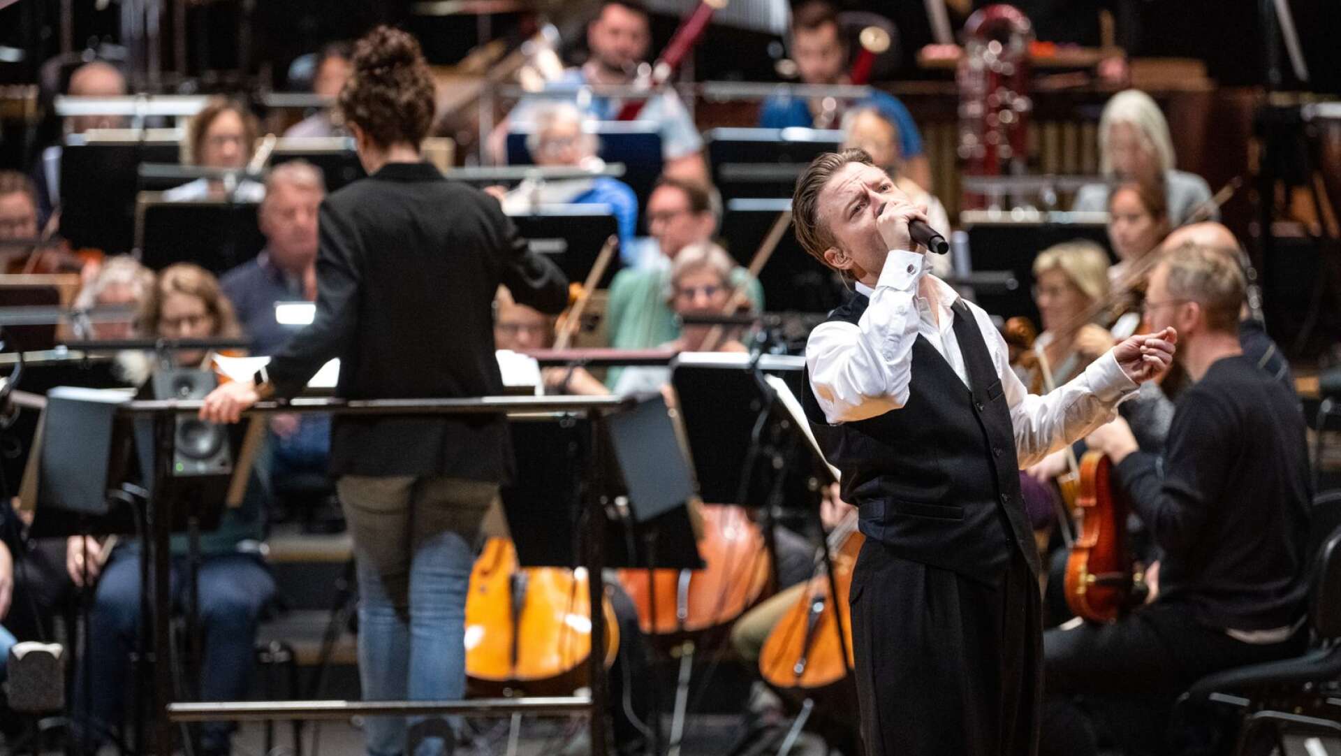 Björn Dixgård tillsammans med symfoniorkestern som leds av den italienska dirigenten Daniela Musca.