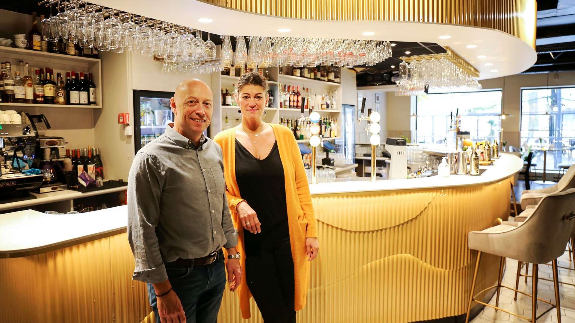 Efter att ha drivit Harrys på Kungsgatan i Karlstad i över tjugo år satsar Christer Arnesson och Camilla Levander på en ny restaurang. 