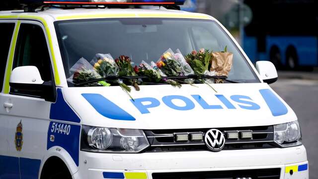 Blommor på en polisbil i Biskopsgården i Göteborg i samband med en tyst minut för den polis som sköts till döds.           
