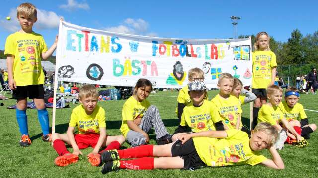Elever från Trädgårdsstadens skola hade gjort en banderoll med lagets namn - Ettans bästa fotbollslag.