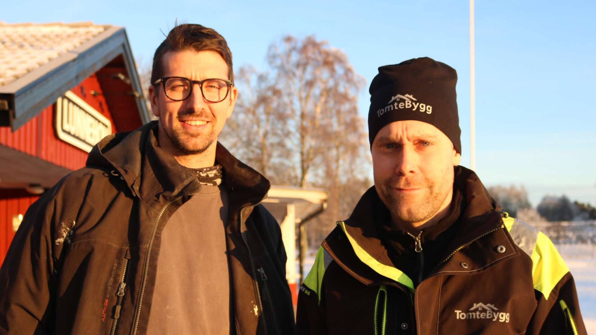 Pierre Christoffersson och Daniel Assmundsgård driver varsin snickarfirma i Essunga kommun. De ser ljust på framtiden trots det tuffa läget i byggbranschen.