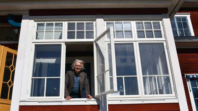Konstnären Marc Broos, här på sin nya veranda, har många händelserika år bakom sig och hoppas få uppleva många fler. Nu fyller han 75.