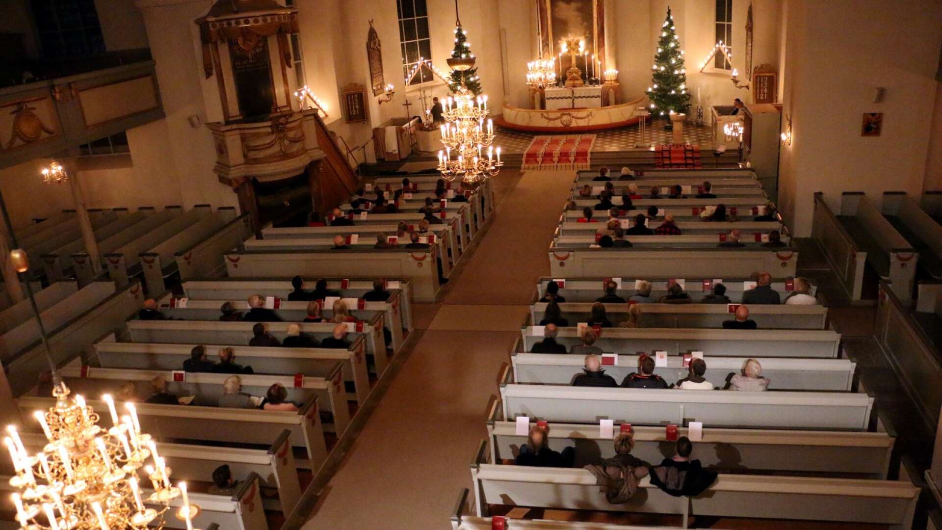 Julottan i Filipstads kyrka börjar klockan sju på juldagen precis som vanligt, men i flera andra kyrkor inleds julottan först vid nio.