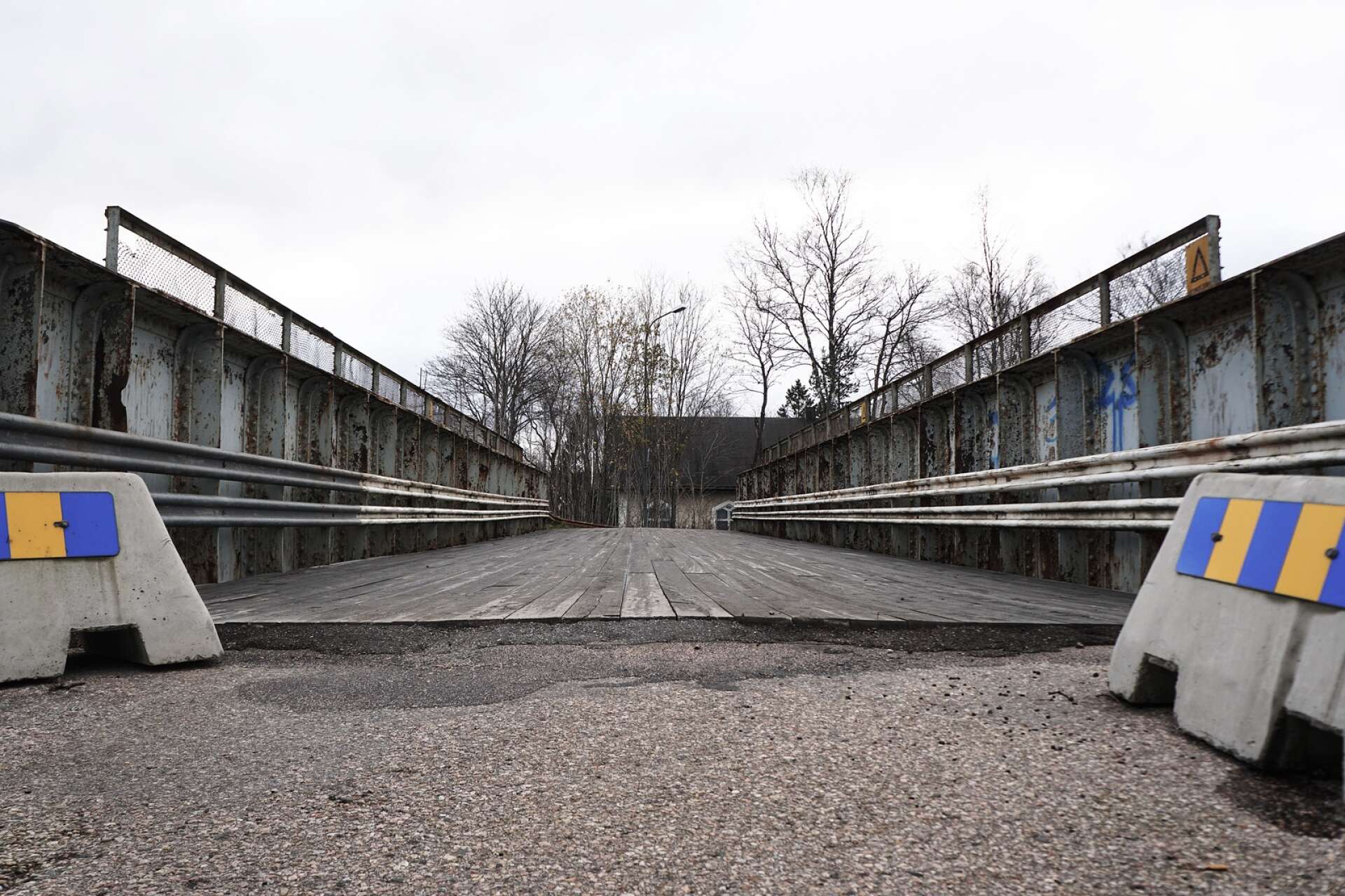 Järnvägsbron stängdes av för biltrafik 2019, men först 2025 kan arbetet med den nya bron påbörjas. Alla turer kring projektet gör att ilskan växer hos björneborgarna.