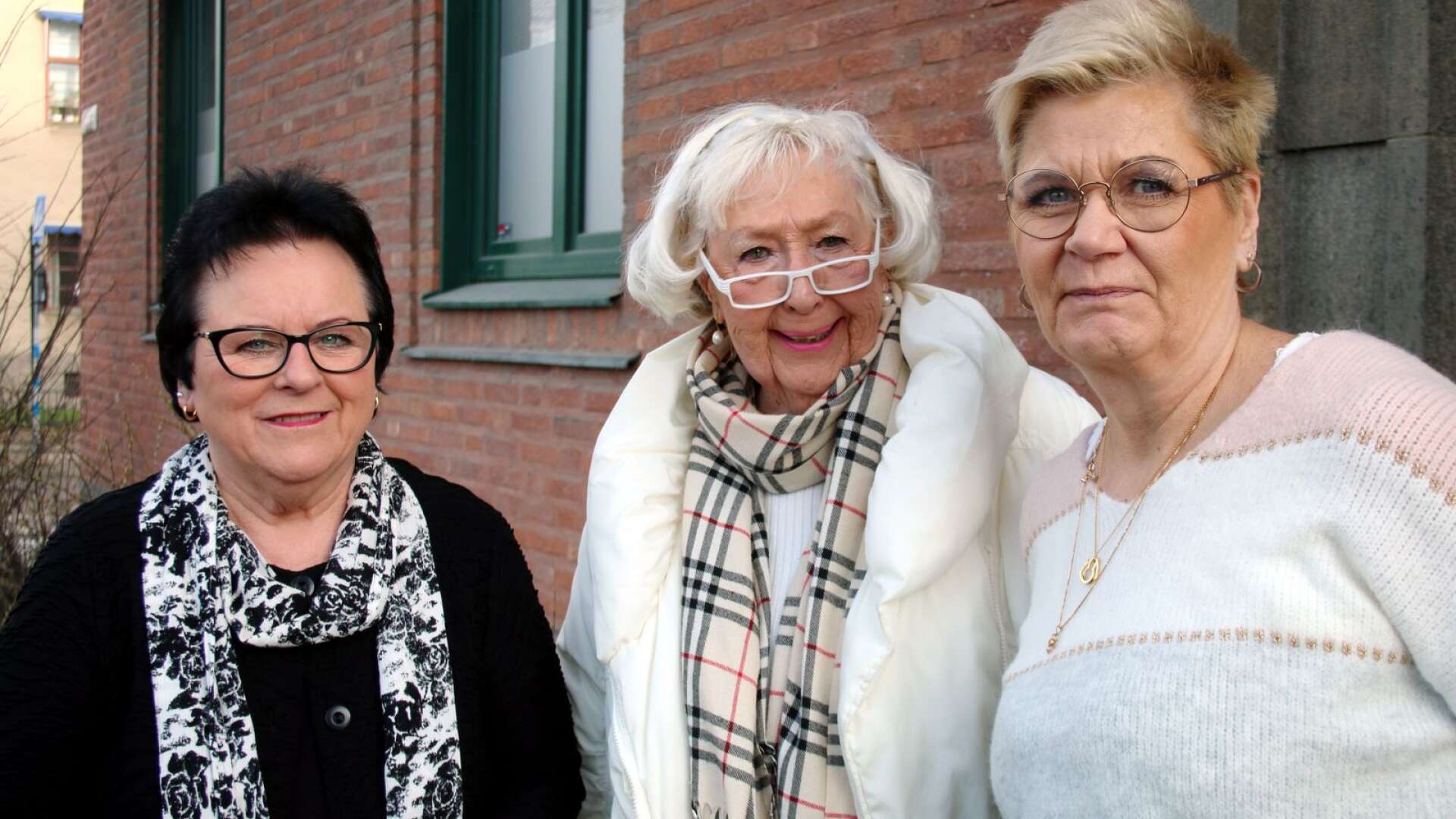 Anita Karlsson (C), ordförande i socialnämnden, Lillie Karlsson (S), 2:e vice ordförande i socialnämnden, och Agneta Andersson Pettersson, äldreomsorgschef, pratar om äldreomsorgens framtid.