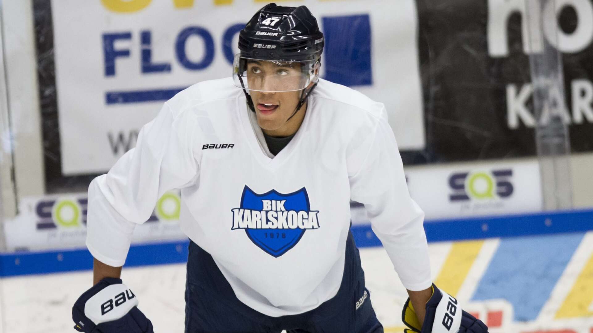 Joshua Karlsson med BIK i hockeyallsvenskan säsongen 2018-2019. Nu är backen på lån hos SHL-laget Örebro.