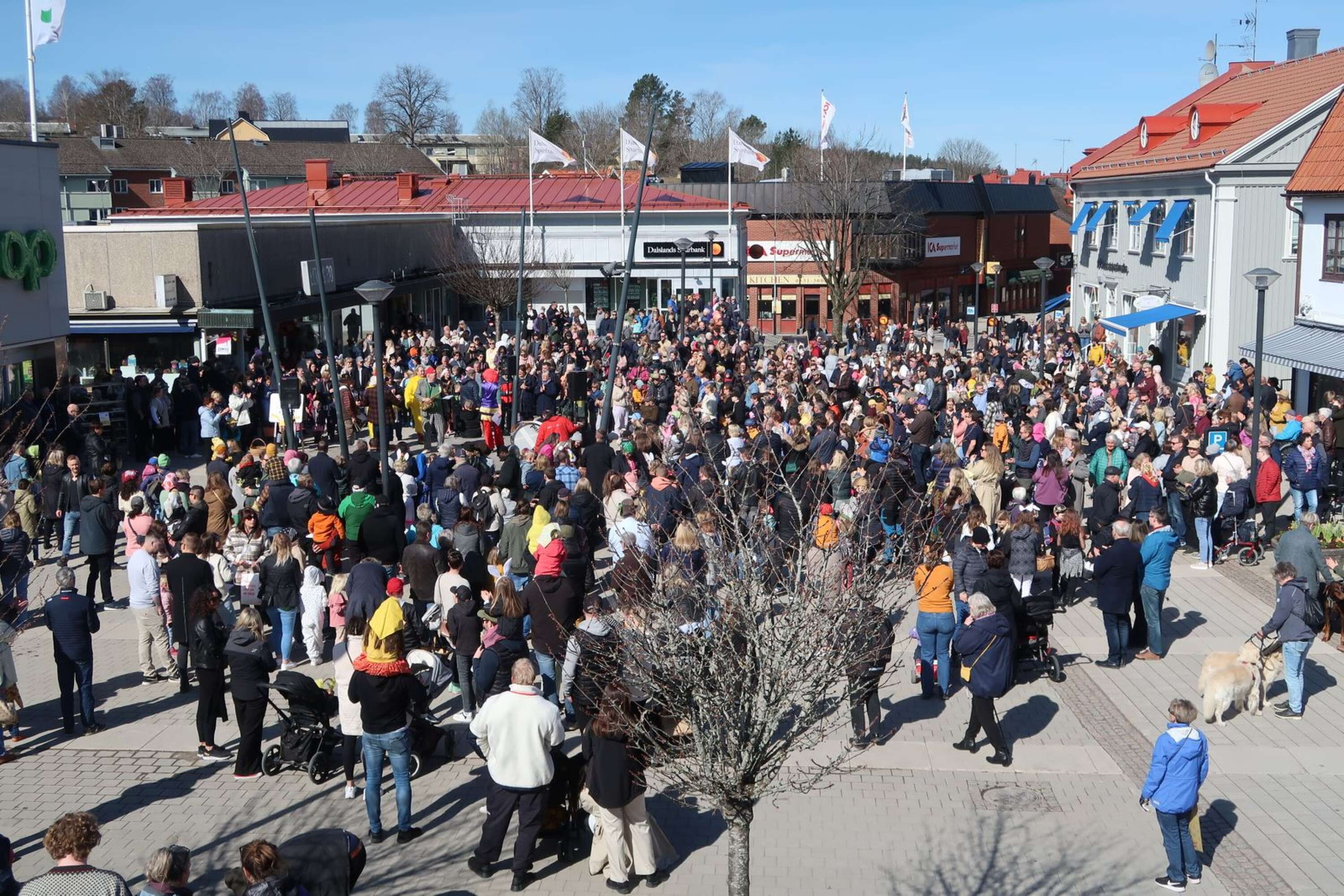 Hundratals människor samlades runt scenen på Nygårdstorget.